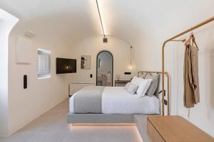 Rúm í herbergi á Utopia Suites Santorini