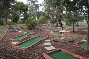 um parque com um monte de campos de mini-golfe em Murray River Resort em Moama