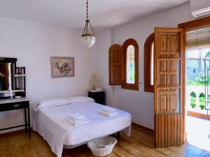 1 dormitorio con cama y ventana en Precioso Chalet en Almuñecar junto al Mar con Garage privado en Almuñécar