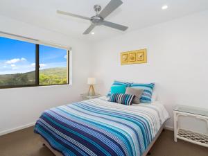 Säng eller sängar i ett rum på Shoreline 9 Penthouse With Ocean Views