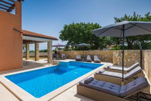 Foto da galeria de Villa Gloria, villa with heated pool em Kavran