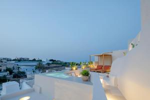 Svalir eða verönd á Utopia Suites Santorini