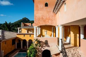 - une vue sur l'extérieur d'une maison avec une cour dans l'établissement Villa Yrondi, à Bora Bora