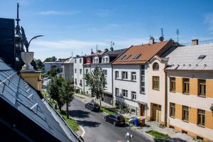 une vue aérienne sur une rue de la ville avec des bâtiments dans l'établissement Lafayette, à Olomouc