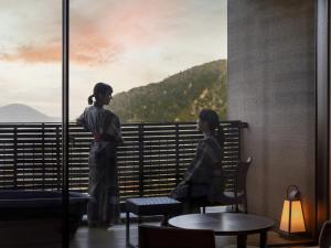 Ein allgemeiner Bergblick oder ein Berglick von des Ryokans aus