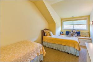 - une chambre avec 2 lits avec un ours en peluche assis sur le lit dans l'établissement Blad Bungalow, à Oroville