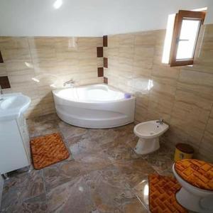 Vonios kambarys apgyvendinimo įstaigoje Vila Felicia