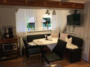 een eetkamer met een tafel en stoelen en een raam bij Ferienwohnung Wildenreuth in Weidenberg