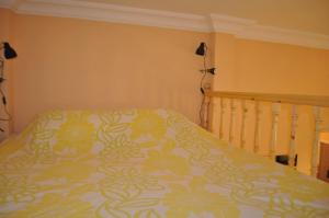 - une chambre dotée d'un lit avec un couvre-lit vert et jaune dans l'établissement Studio Mezzanine Kasbah Tanger - Climatisée, à Tanger