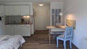Zimmer mit einer Küche und einem Tisch mit einem Laptop in der Unterkunft SonnenStrahl in Todtmoos