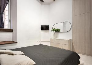 um quarto com uma cama e um espelho em Host 98 em Cagliari