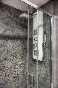uma cabina de duche na casa de banho com uma parede em Host 98 em Cagliari