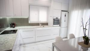 Kuchyň nebo kuchyňský kout v ubytování Luxury Apt 115m2