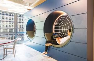 Uma área de estar em MEININGER Hotel Genève Centre Charmilles