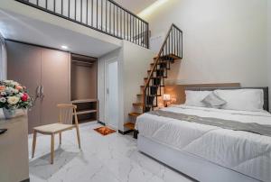 Llit o llits en una habitació de Tree Homestay Mitra RedDoorz