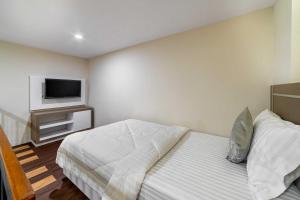 Llit o llits en una habitació de Tree Homestay Mitra RedDoorz
