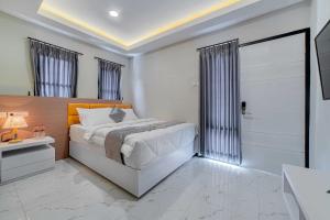 Llit o llits en una habitació de Tree Homestay Mitra RedDoorz