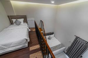 Llit o llits en una habitació de Tree Homestay Mitra RedDoorz