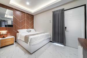 Llit o llits en una habitació de Tree Homestay Mitra RedDoorz