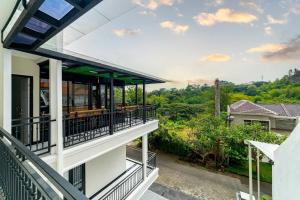 una vista dal balcone di una casa di Tree Homestay Mitra RedDoorz a Kasri