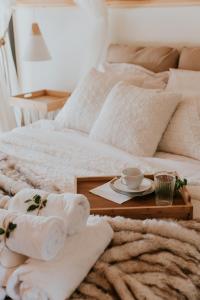uma cama com uma bandeja com toalhas e uma chávena de café em The View House Rabka-Zdrój WELLNESS & SPA em Rabka