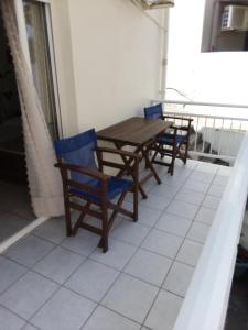 - Balcón con mesa y 2 sillas en Alexandra rooms, en Skala Potamias