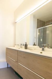 uma casa de banho com 2 lavatórios e um espelho grande em Modern apartment 2 bedrooms quiet terrace in a palm beach area, 30 meters from seaside em Cannes