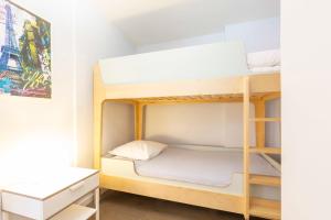 カンヌにあるModern apartment 2 bedrooms quiet terrace in a palm beach area, 30 meters from seasideの二段ベッド、デスクが備わるドミトリールームのベッド1台分です。