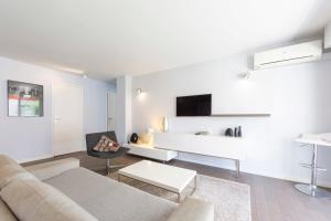 uma sala de estar branca com um sofá e uma mesa em Modern apartment 2 bedrooms quiet terrace in a palm beach area, 30 meters from seaside em Cannes