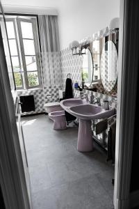 un bagno con due lavandini e due specchi di LE CHERCHE MIDI Chambres d'hôtes avec CUISINE EQUIPEE grand jardin PARKING SECURISE GRATUIT ad Albi