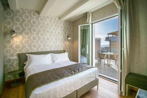 una camera con letto e balcone di Hotel Medusa a Lido di Camaiore