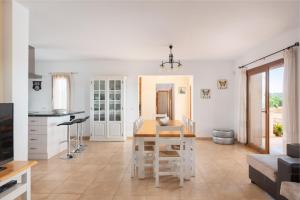 A kitchen or kitchenette at Sa Xorca