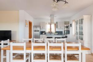 A kitchen or kitchenette at Sa Xorca