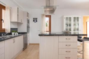 A kitchen or kitchenette at Sa Xorca