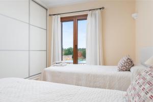 A bed or beds in a room at Sa Xorca