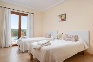 A bed or beds in a room at Sa Xorca