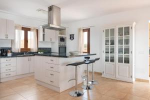 A kitchen or kitchenette at Sa Xorca