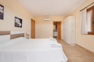 A bed or beds in a room at Sa Xorca