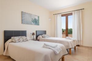 A bed or beds in a room at Sa Xorca