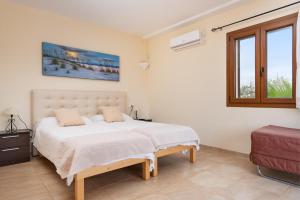 A bed or beds in a room at Sa Xorca