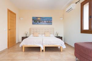 A bed or beds in a room at Sa Xorca Még 25 kép