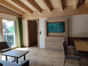 TV a/nebo společenská místnost v ubytování Appartement Pension Strolz