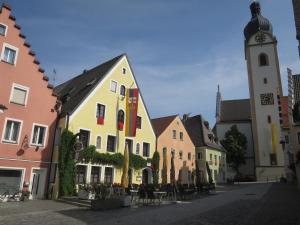 un grupo de edificios con una torre de reloj en Boardinghouse Marktplatz en Schwandorf in Bayern
