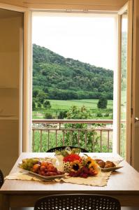 una mesa con comida en ella con vistas a una ventana en Corte Lantieri, en Capriolo