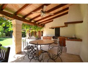 Televízia a/alebo spoločenská miestnosť v ubytovaní Villa in Buger near Alcudia Bay Beaches