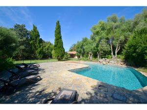 Bazén v ubytovaní Villa in Buger near Alcudia Bay Beaches alebo v jeho blízkosti