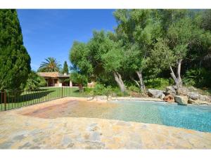 Bazén v ubytovaní Villa in Buger near Alcudia Bay Beaches alebo v jeho blízkosti