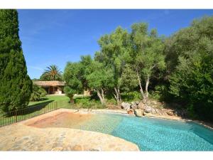 Bazén v ubytovaní Villa in Buger near Alcudia Bay Beaches alebo v jeho blízkosti