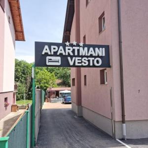 un letrero de calle para un apartamento en un edificio en Apartmani Vesto, en Banja Luka