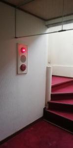 秩父市にあるSuijin Hotel - Vacation STAY 23120vの階段横の壁面赤信号